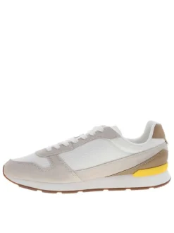 Baskets blanches et beiges en cuir avec un talon plat et des lacets