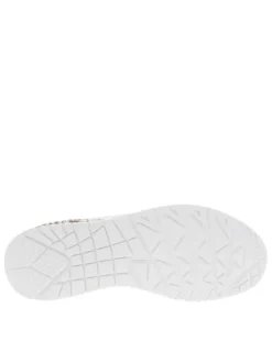 Baskets blanches à semelle plate avec des cœurs dorés imprimés et à lacets plats