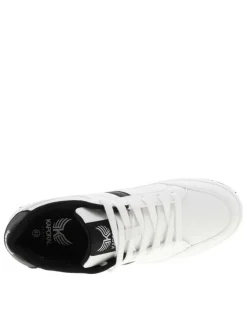Baskets blanches à talon plat pourvues du logo de la marque