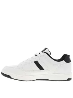 Baskets blanches à talon plat pourvues du logo de la marque