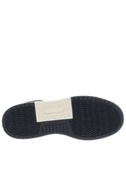 Baskets blanches à talon plat semi-montantes pourvues d'une fermeture à lacets