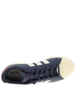 Baskets bleues avec un talon plat pourvu de lacets et de bandes blanches