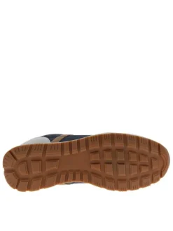 Baskets bleu marine à talon plat avec des lacets blancs et une semelle crantée