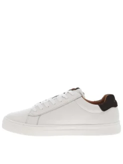 Baskets en cuir blanches avec un empiècement en daim chocolat au talon