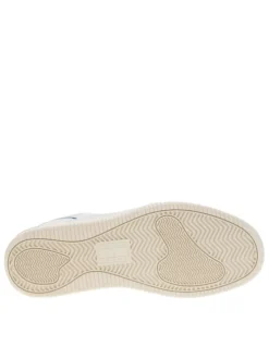 Baskets en cuir blanches et bleues avec une fermeture à lacets