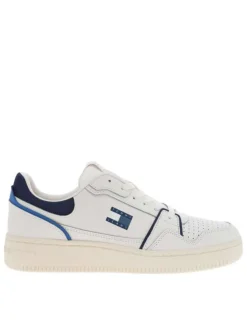 Baskets en cuir blanches et bleues avec une fermeture à lacets