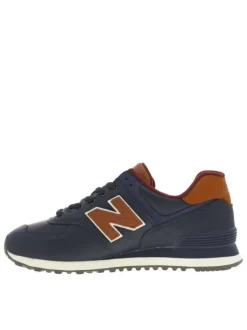 Baskets en cuir bleu marine avec un talon plat et des lacets