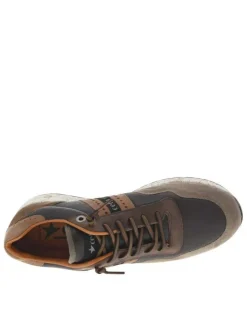 Baskets en cuir café avec un talon plat imprimé à fermeture slip-on