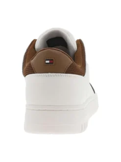 Baskets en cuir écrues avec doublure contrastée marron et lacets plats