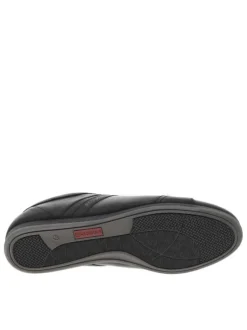 Baskets en cuir noires plates avec des lacets plats enduits et nom de la marque
