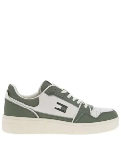 Baskets en cuir sauge avec une fermeture à lacets et logos de la marque
