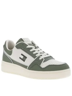 Baskets en cuir sauge avec une fermeture à lacets et logos de la marque