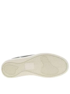 Baskets en cuir sauge avec une fermeture à lacets et logos de la marque