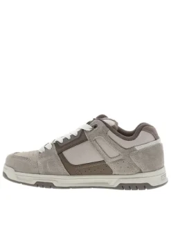 Baskets en cuir taupe avec un talon plat et des lacets blancs