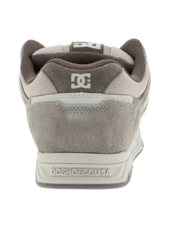 Baskets en cuir taupe avec un talon plat et des lacets blancs