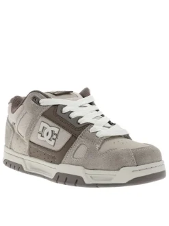 Baskets en cuir taupe avec un talon plat et des lacets blancs