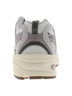Baskets grises à talon plat avec des lacets ronds et un patch sur la languette