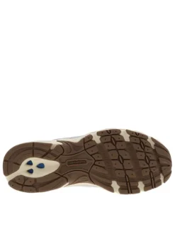 Baskets grises à talon plat avec des lacets ronds et un patch sur la languette