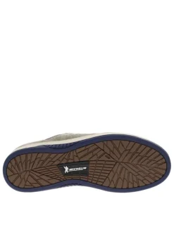 Baskets kaki en cuir à talon plat avec des lacets et un logo blanc