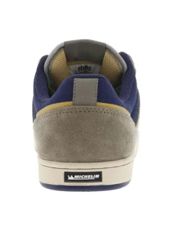 Baskets kaki en cuir à talon plat avec des lacets et un logo blanc