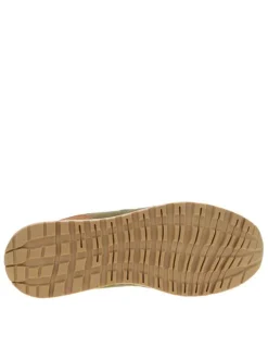 Baskets kaki à semelle plate avec un patch de la marque sur la languette