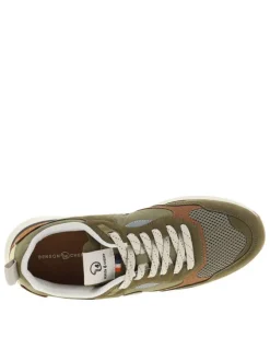Baskets kaki à semelle plate avec un patch de la marque sur la languette
