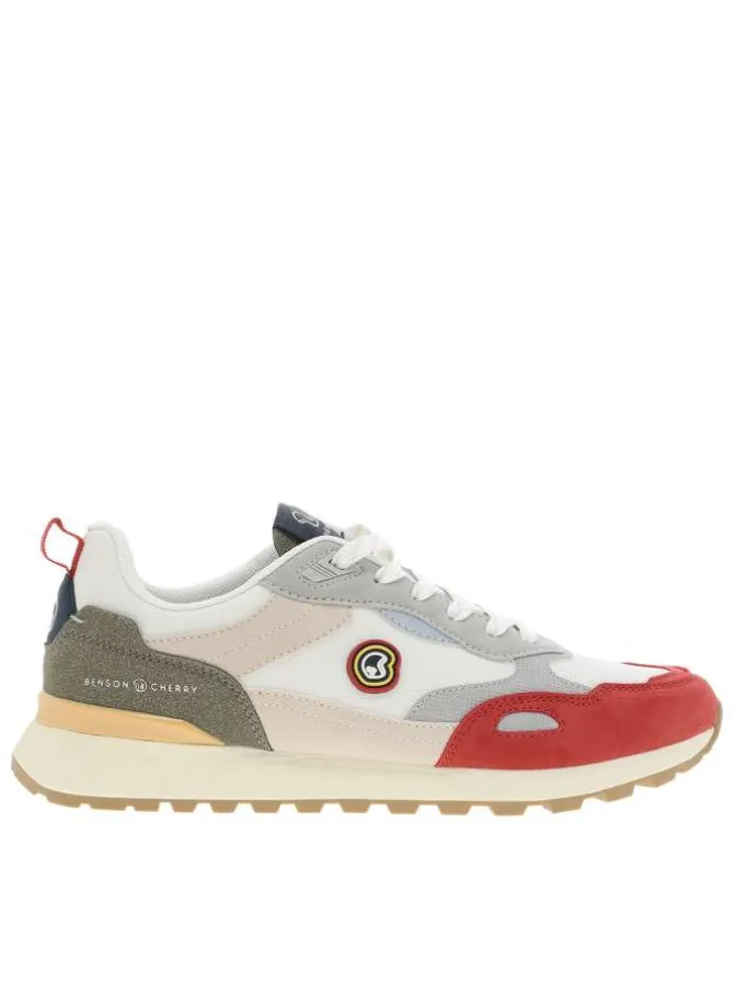 Baskets multicolores à semelle plate avec un patch de la marque sur la languette