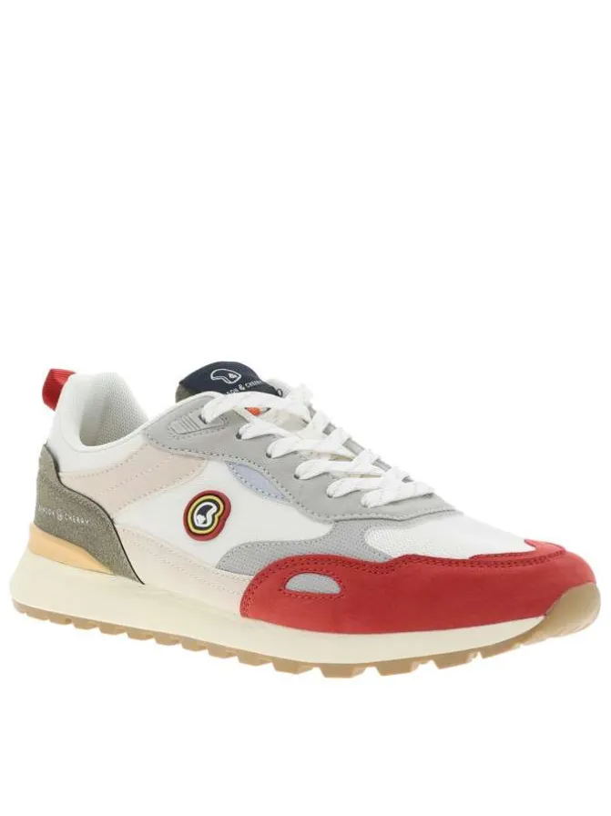 Baskets multicolores à semelle plate avec un patch de la marque sur la languette