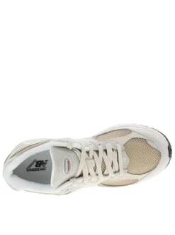 Baskets multisport 2002 beige à talon plat avec du mesh sur le pourtour