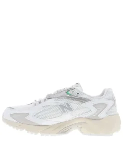 Baskets multisport blanches à talon plat en mesh sur le pourtour