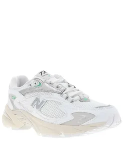 Baskets multisport blanches à talon plat en mesh sur le pourtour