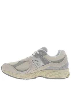 Baskets multisport écrues à talon plat avec des empiècements nubuck