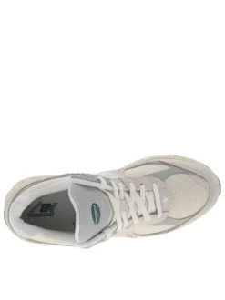 Baskets multisport écrues à talon plat avec des empiècements nubuck