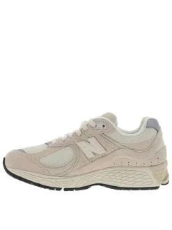 Baskets multisport écrues à talon plat avec un logo brodé sur les côtés