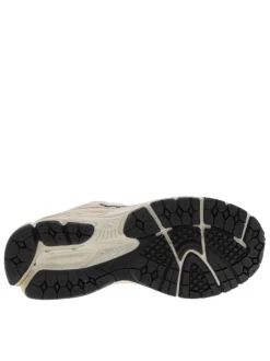 Baskets multisport écrues à talon plat avec un logo brodé sur les côtés