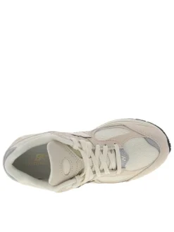 Baskets multisport écrues à talon plat avec un logo brodé sur les côtés