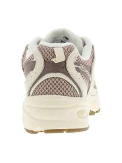 Baskets multisport en cuir mauve avec des lacets ronds et une semelle plate