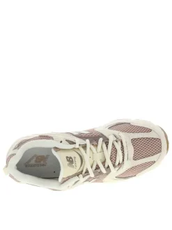 Baskets multisport en cuir mauve avec des lacets ronds et une semelle plate