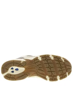 Baskets multisport en cuir mauve avec des lacets ronds et une semelle plate