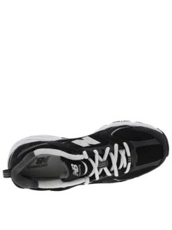 Baskets multisport noires à talon plat avec une languette d’aisance au col
