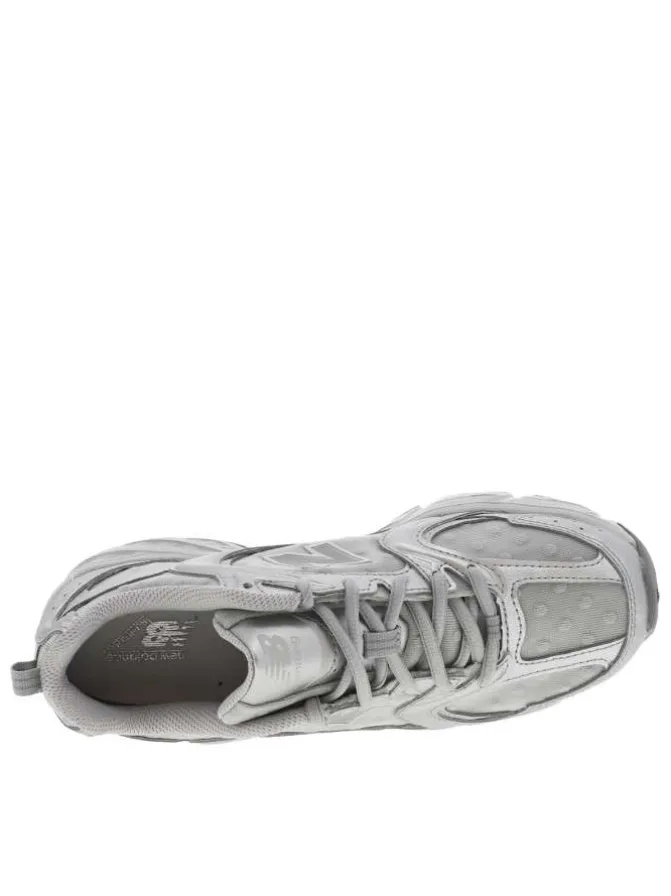 Baskets multisports argentées à pois avec une semelle plate et des lacets plats