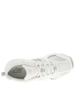 Baskets multisports blanches avec des détails verts sauge et des lacets plats