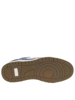 Baskets multisports noires et blanches à empiècements et à lacets plats rayés