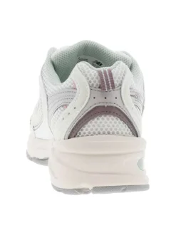 Baskets multisports roses et écrues à semelle plate et à lacets plats