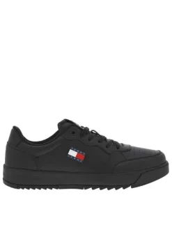 Baskets noires avec une fermeture à lacets et logos de la marque