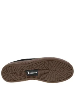 Baskets noires en cuir à talon plat avec des lacets et logo gris