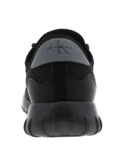 Baskets noires et grises avec semelle à crans et à lacets ronds noirs
