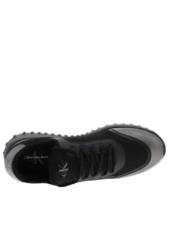 Baskets noires et grises avec semelle à crans et à lacets ronds noirs