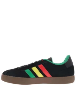 Baskets noires à semelle plate avec un logo tricolore sur le côté