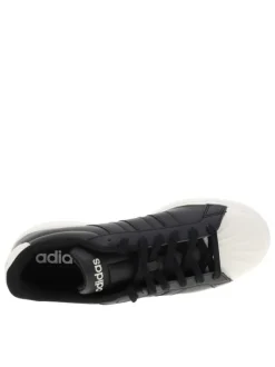 Baskets noires à talon plat avec des lacets et une semelle blanche